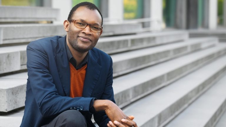 Littérature : Depuis l’Europe, l’écrivain congolais Fiston Mwanza Mujila annonce la sortie de son nouveau roman, “La dance du Vilain”, pour septembre prochain