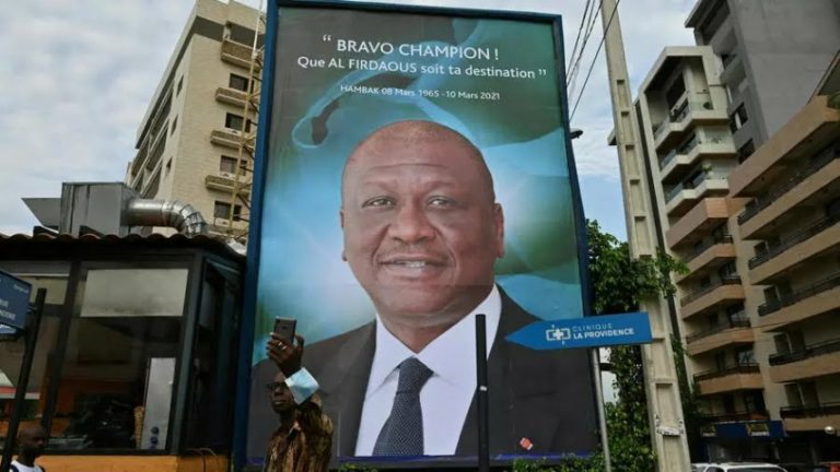 Côte d’Ivoire : Avant son inhumation, le 1er ministre Hamed Bakayoko a reçu les derniers hommages des artistes musiciens