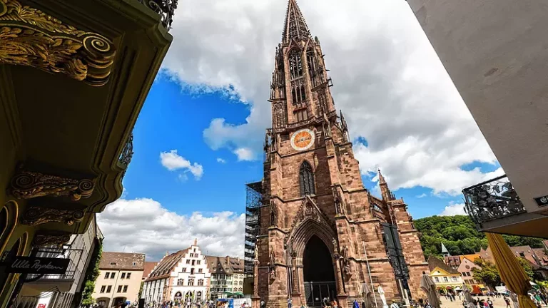 Cathédrale de Freiburg : Un jeune homme tombe d’un échafaudage